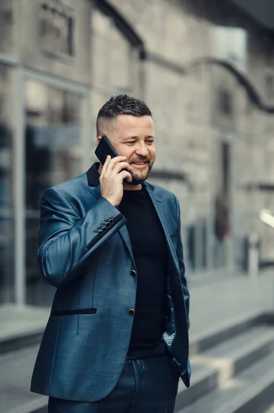 Homem Negócios Fala Telefone Numa Reunião Homem Acena Gestos Atraente — Fotografia de Stock