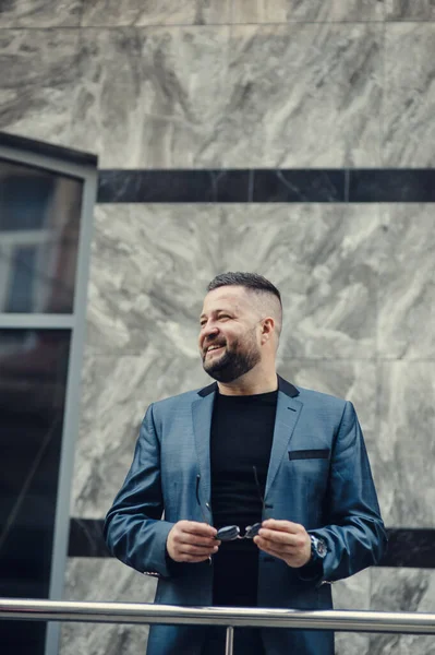 Homem Está Espera Uma Reunião Perto Escritório Empresário Terno Azul — Fotografia de Stock