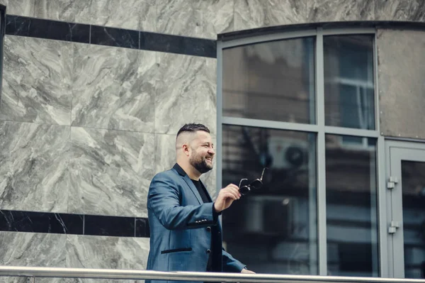 İş adamı toplantı için bekliyor. Adam el sallıyor..