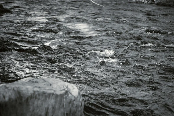 Czarno-biały - Rock i wody — Zdjęcie stockowe
