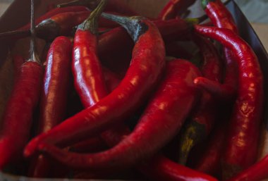 Bir kaç kırmızı kırmızı biber.