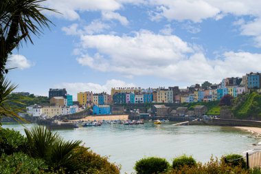 Tenby Pembrokeshire renkli evlerin ikonik manzarası