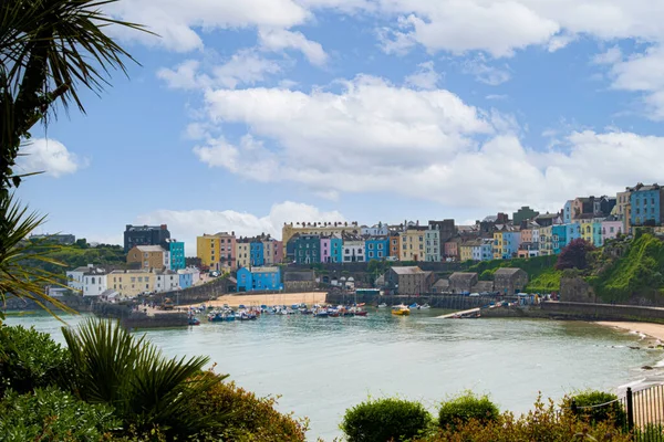 Tenby Pembrokeshire renkli evlerin ikonik manzarası
