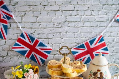 Kraliçe Elizabeth 2. Platinum Kremalı Çay Sokak Yemeği. Kırmızı beyaz ve mavi bayraklar. Kutlama bayrağı.