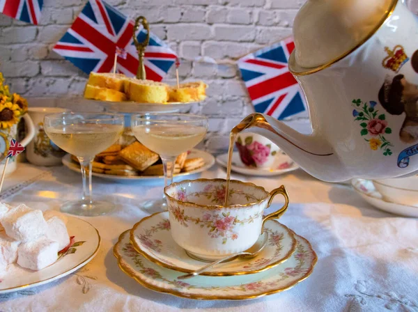 Kraliçe Elizabeth 2. Platinum Kremalı Çay Sokak Yemeği. Kırmızı beyaz ve mavi bayraklar. Kutlama bayrağı.