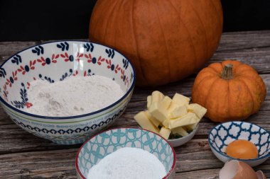 Taze malzemeler balkabağı turtaları içindir. Hasat ve cadılar bayramı için. 
