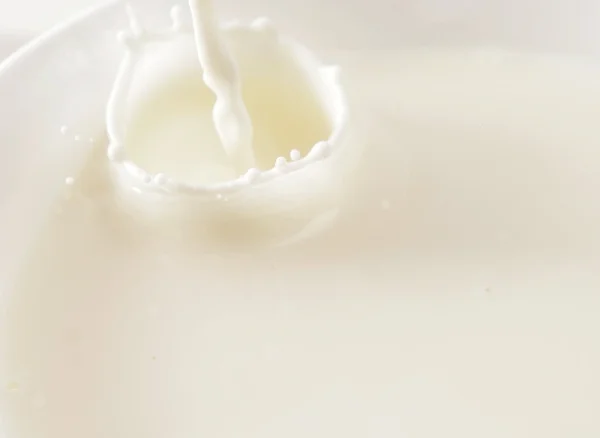 Pouring milk — Stock Photo, Image