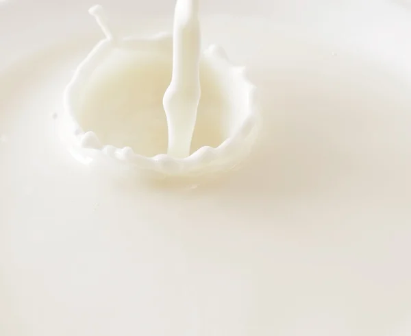 Gieten van melk Stockfoto