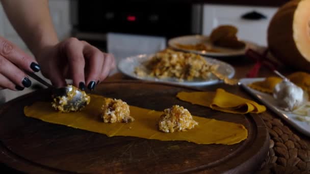 Balkabağı ve hamur mantısı yapan kadın ellerinin yakın çekimi. Ev yapımı ravioli, börek. Dolgunun bir kısmını balkabağından, süzme peyniri rulo hamura, sağlıklı yemek tarifi, 4K — Stok video