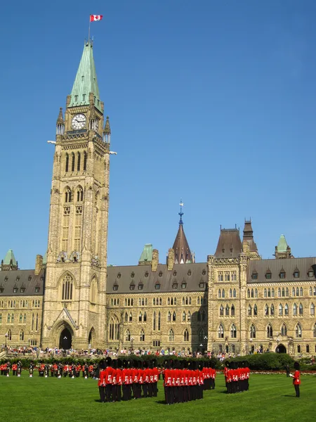 Byte av vakt i parlamentet hill, ottawa, Kanada — Stockfoto