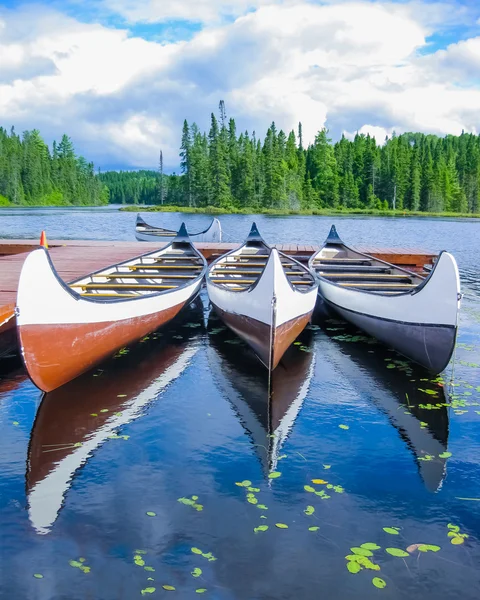 Canoas reflejadas en un lago turquesa, Quebec, Canadá —  Fotos de Stock