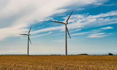 Buğday tarlasında rüzgar türbinleri temiz ve yenilenebilir enerji üretir