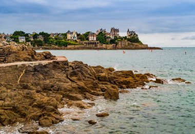 Dinard 'daki inanılmaz gezinti güvertesi ve tarihi villalar, Fransa' nın Brittany kentinin Atlantik kıyısındaki popüler sahil beldesi.