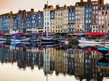 Honfleur rıhtımının muhteşem manzarası, Fransa 'nın Normandiya' daki ünlü köy limanı.