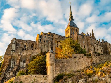 Günbatımında ünlü Le Mont Saint Michel manzarası, Normandiya, Kuzey Fransa