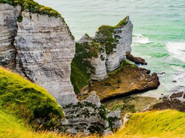 Etretat sahil şeridinin etkileyici manzarası, Alabaster Sahili, Normandiya, Fransa 'daki dikey beyaz kayalıklar