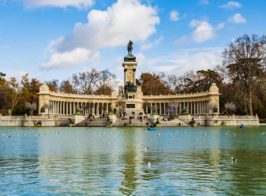 İspanya 'nın Madrid kentindeki en büyük halk bahçesi olan Buen Retiro Park' taki Alfonso XII anıtı.