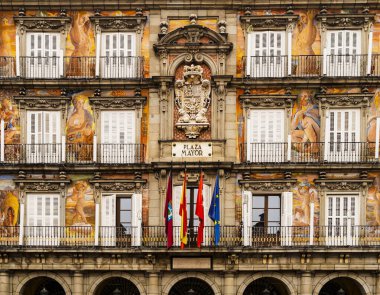 Casa de la Panaderia 'nın (pastane) göz kamaştırıcı cephesi, Plaza Belediye Başkanı Madrid, İspanya' nın kuzeyindeki belediye ve kültür binası