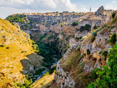 Matera antik kenti ve muhteşem kanyonu Basilicata bölgesi, güney İtalya 'nın etkileyici manzarası.