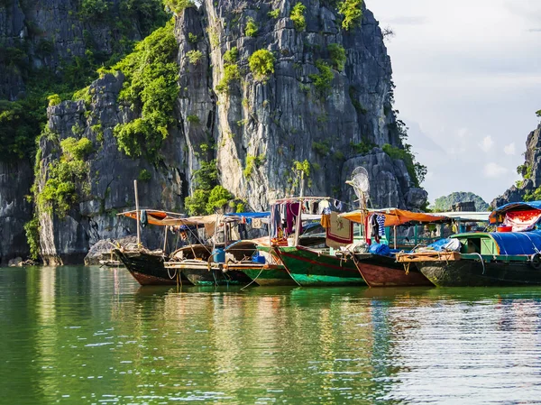 Sokszínű Halászhajók Tükröződnek Long Öböl Smaragd Vizein Vietnamban Stock Kép