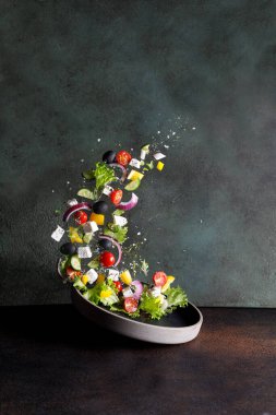 Masanın üzerine Yunan salatası