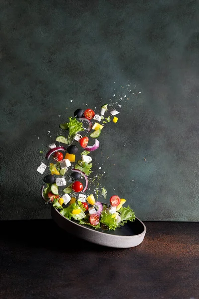 Masanın üzerine Yunan salatası — Stok fotoğraf