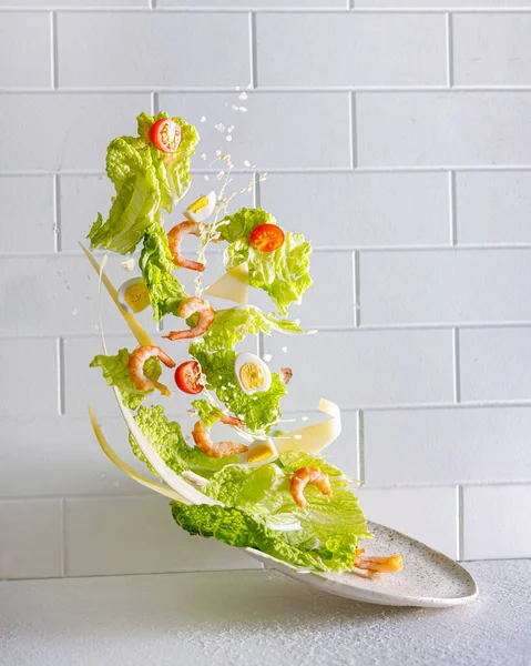 Caesar salad on the table with ingredients with shrimp — Φωτογραφία Αρχείου