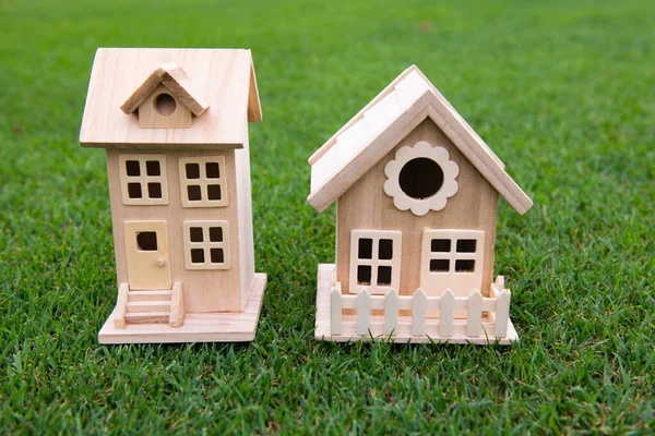 Casa modelo en el prado con hierba. Concepto de casa de vecinos. Casa de ensueño. — Foto de Stock