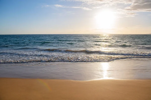 Sunset. Beach background. Calm beautiful ocean wave on sandy beach. Sea view from tropical sea beach. — Stock Photo, Image