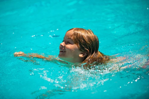Aktywne dzieci zdrowy styl życia, sporty wodne i lekcje pływania na letnie wakacje z dzieckiem. Zdrowa aktywność sportowa na świeżym powietrzu dla dzieci. Dzieci plaża zabawa. — Zdjęcie stockowe