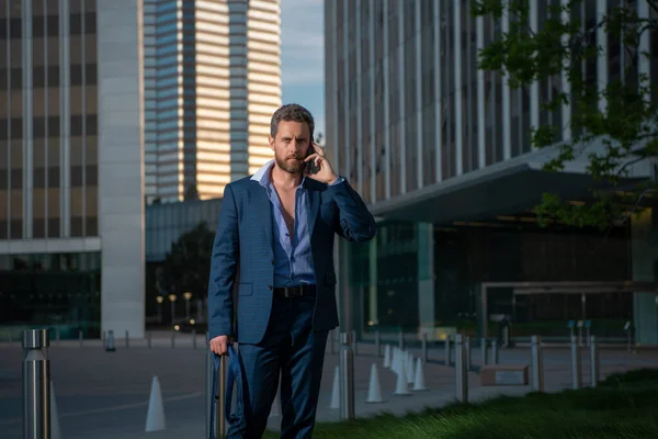 Homem de negócios caucasiano de terno usando smartphone. Homem de negócios de moda sexy. — Fotografia de Stock