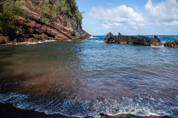 Vista da praia do mar com ondas e costa rochosa. Red Sand Beach, Maui in em havaiano. — Fotografia de Stock