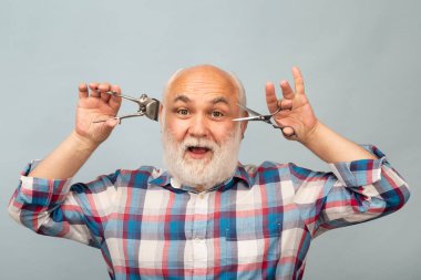 Berber makası, düz tıraş makinesi, klasik berber dükkanı, tıraş makinesi. Yaşlı sakallı adam portresi. Klasik berber dükkanı..