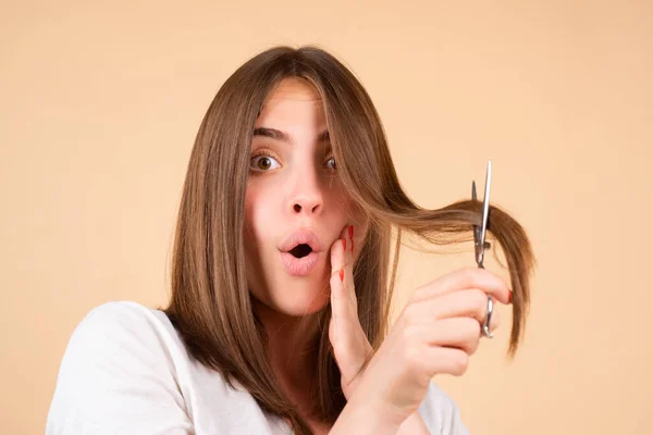 Mujer excitada con tijeras con corte de pelo. Chica sorprendida con el pelo liso con tijera profesional. Concepto de cuidado del cabello. —  Fotos de Stock