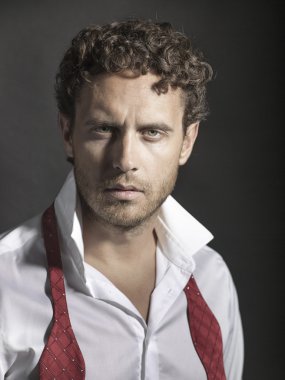 genç yakışıklı erkekler kravat olmadan