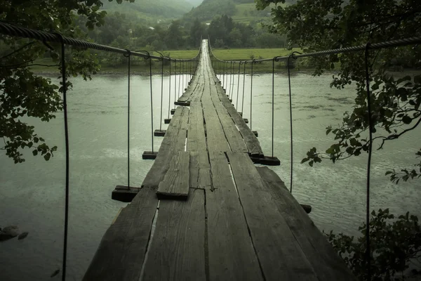 Puente sobre el río de montaña — Foto de Stock