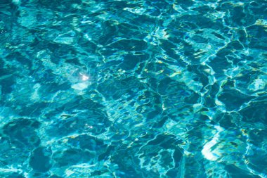 Soyut dalgalanma dalgası ve yüzme havuzunda berrak turkuaz su yüzeyi, arka plan ve soyut tasarım için mavi su dalgası.