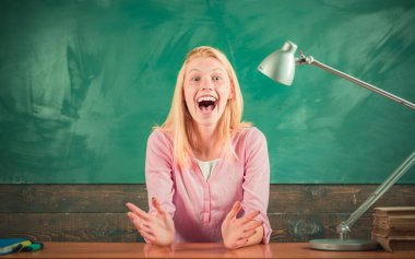 Heyecanlı bir öğretmen. Okulda öğretmenin portresi. Eğitim kavramı.