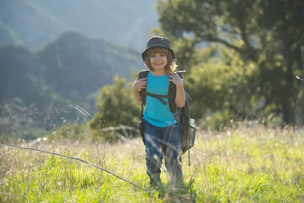 Rapaz com caminhadas de mochila. Menino criança turista local vai em uma caminhada local. — Fotografia de Stock