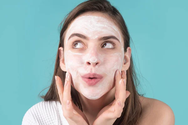 Gezichtsmasker, gezichtsmasker. Grappige vrouw met cosmetische gezichtsbehandeling, spa huidconcept. Schoonheidsbehandeling voor de huid. Cosmetologie en spa. — Stockfoto