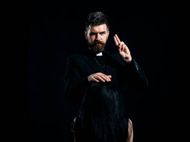 Dua eden bir rahip. Keşiş itirazı. Kıdemli din kutsal erkek kendine güvenen bir ifadeyle.