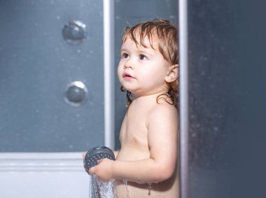 Çocuk sağlığı hizmetleri. Bebek köpük ve sabun köpüğüyle banyo yapar..