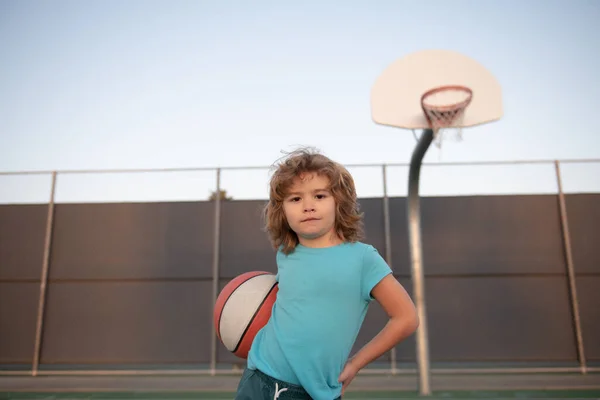 Niño niño niño concentrado en jugar baloncesto. — Foto de Stock