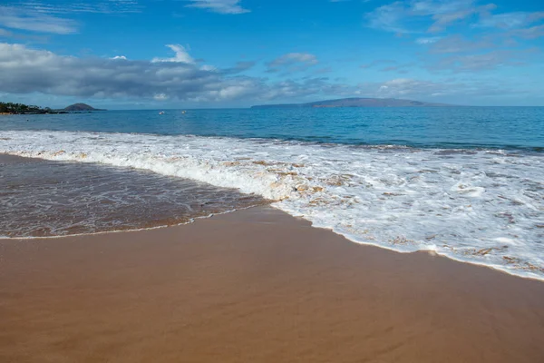 Strandbakgrund. Lugn vacker havsvåg på sandstrand. Havsutsikt från tropiska havet stranden. — Stockfoto