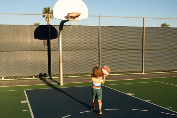 Niño jugando baloncesto. Estilo de vida infantil activo. —  Fotos de Stock