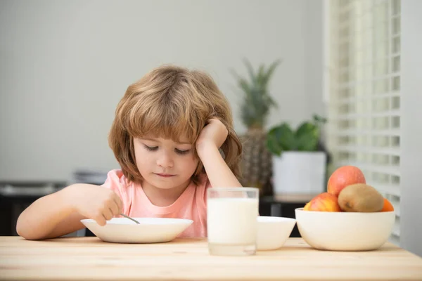 Chico gracioso con plato de sopa. Cena infantil. — Foto de Stock