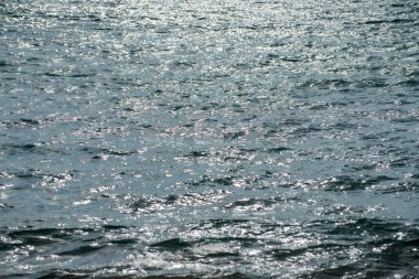 Sakin deniz suyu yüzey dokusu sıçrama ve dalgalarla. Soyut doğa geçmişi. Aqua okyanus su yüzeyinin arka planı.