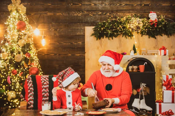 Padaria de família de Natal. Bolachas para o Pai Natal. O neto e o avô felizes fazem bolachas de Natal. Home Ambiente de Natal . — Fotografia de Stock