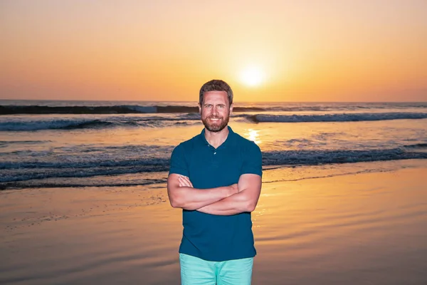 Bonito e confiante. Retrato ao ar livre de jovens americanos felizes na praia. Bonito homem vestindo roupas casuais na praia no verão. — Fotografia de Stock