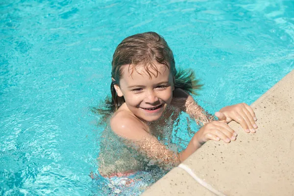 Barn i sommarpoolen. Pojkträning Simning. — Stockfoto
